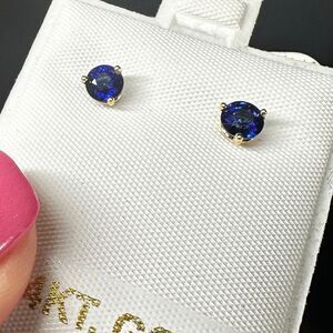 NWT .62ctw round cut natural sapphire stud earrings in 14k yellow gold!